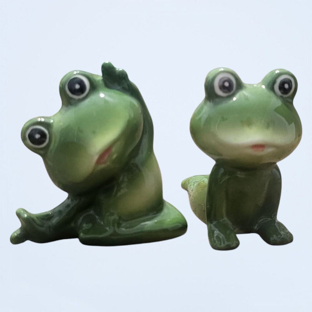 Green Ceramic Glazed Yoga or Zen Frog Salt and Pepper Shakers,,Anthropomorphic
